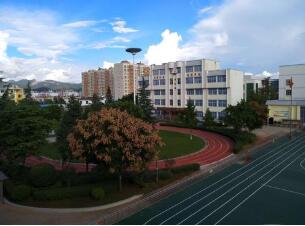 易门县龙泉中学